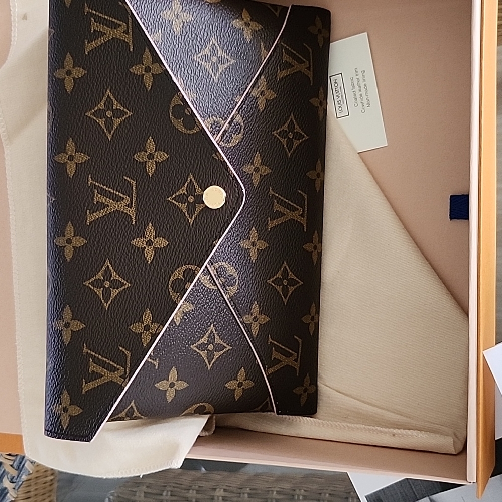 Authentic LOUIS vuitton NO flaws no scratches. Small clutch.